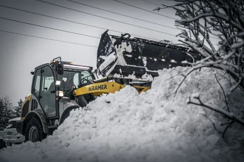Traktor som flytter store mengder snø